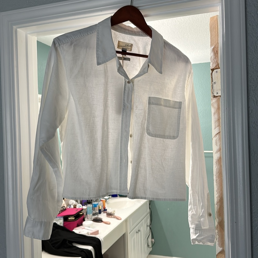 Cropped fit button down